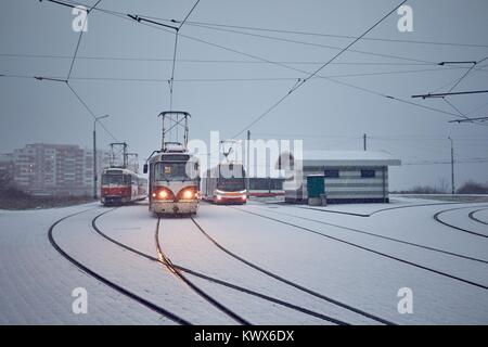 L'inverno in città. Tram alla stazione durante la nevicata. Praga, Repubblica Ceca Foto Stock
