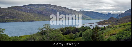 Glencoul spinta sull'Aird da Loch penisola mostra Cambrian quarzite racchiuso tra strati di Lewisian gneiss in Scozia Foto Stock