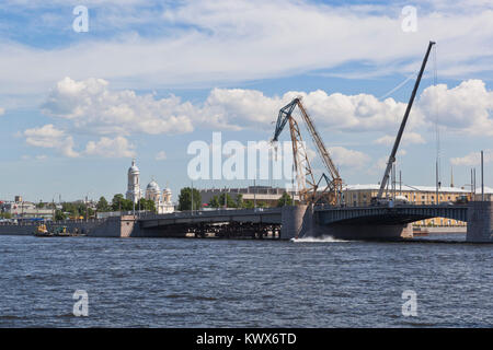 Vista del rinnovato Tuchkov Bridge da Makarova terrapieno a San Pietroburgo, Russia Foto Stock