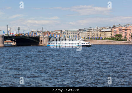 San Pietroburgo, Russia - 17 Giugno 2017: due deck-nave Mosca-55 corre lungo il fiume Neva contro lo sfondo del ponte di scambio e Mytn Foto Stock