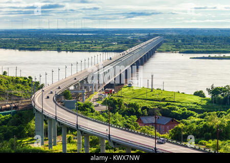 Ponte di Khabarovsk è una strada e ferrovia ponte che attraversa il fiume di Amur in Russia orientale Foto Stock