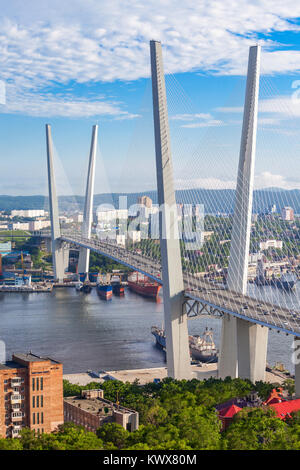 La Zolotoy Golden Bridge è sospeso con cavi di ponte attraverso la Zolotoy Rog (Golden Horn) a Vladivostok, Russia Foto Stock
