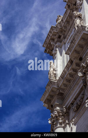 Dettaglio del xvii secolo facciata barocca della chiesa di San Salvador (Santo Salvatore) a Venezia con belle nuvole Foto Stock