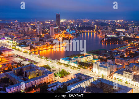 Ekaterinburg antenna vista panoramica di notte. Ekaterinburg è la quarta più grande città della Russia e il centro di Sverdlovsk Oblast situato in EUR Foto Stock