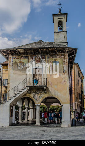 Nella sua posizione affacciata sul lago d'Orta Orta San Giulio è una delle principali destinazioni per i turisti che visitano il Verbano Cusio Ossola provincia. Foto Stock