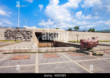 Plotinka weir sul fiume Iset in Ekaterinburg, Russia. Il fiume Iset in Siberia occidentale fluisce dagli Urali attraverso il Sverdlovsk, Kurgan e Tyumen Foto Stock