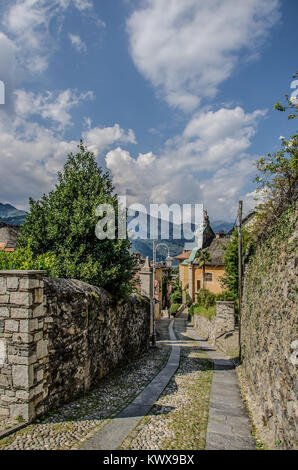 Orta San Giulio attrazioni come la Chiesa parrocchiale di Santa Maria Assunta può essere al centro della scena della vostra vacanza. Foto Stock