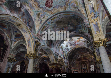 Orta San Giulio attrazioni come la Chiesa parrocchiale di Santa Maria Assunta può essere al centro della scena della vostra vacanza. Foto Stock