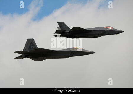 Un Lockheed Martin F35 Lightning fighter jet battenti accanto a un Lockheed Martin F22 Raptor multi-ruolo di caccia. Foto Stock