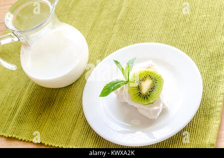 Pavlova meringa con fette di kiwi Foto Stock