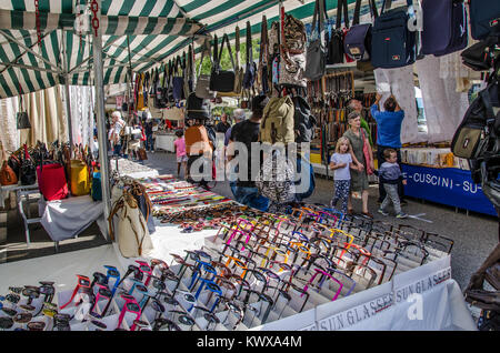 I mercati di strada, i suoni e i profumi, prodotti locali e artigianato - tutto questo e molto di più vi attende nei tipici mercati locali intorno al lago d'Orta. Foto Stock