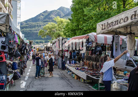 I mercati di strada, i suoni e i profumi, prodotti locali e artigianato - tutto questo e molto di più vi attende nei tipici mercati locali intorno al lago d'Orta. Foto Stock