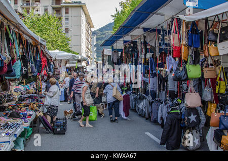 I mercati di strada, i suoni e i profumi, prodotti locali e artigianato - tutto questo e molto di più vi attende nei tipici mercati locali intorno al lago d'Orta. Foto Stock