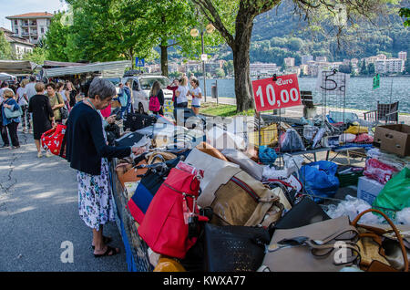 I mercati di strada, i suoni e i profumi, prodotti locali e artigianato - tutto questo e molto di più vi attende nei tipici mercati locali intorno al lago d'Orta. Foto Stock