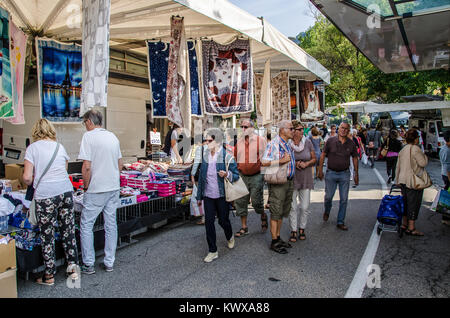 I mercati di strada, i suoni e i profumi, prodotti locali e artigianato - tutto questo e molto di più vi attende nei tipici mercati locali intorno al lago d'Orta. Foto Stock