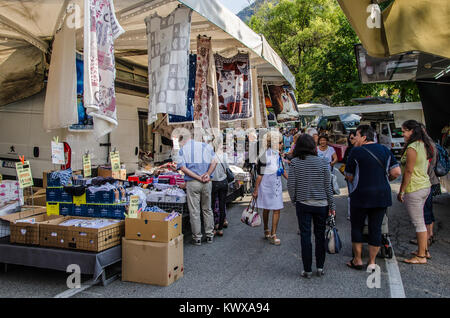 I mercati di strada, i suoni e i profumi, prodotti locali e artigianato - tutto questo e molto di più vi attende nei tipici mercati locali intorno al lago d'Orta. Foto Stock