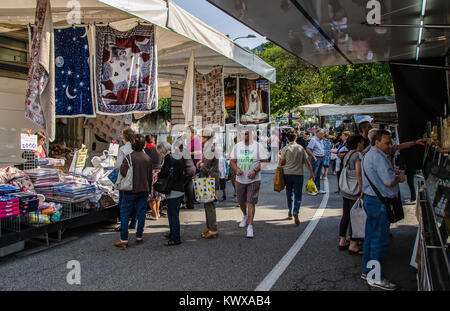 I mercati di strada, i suoni e i profumi, prodotti locali e artigianato - tutto questo e molto di più vi attende nei tipici mercati locali intorno al lago d'Orta. Foto Stock