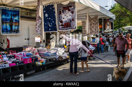 I mercati di strada, i suoni e i profumi, prodotti locali e artigianato - tutto questo e molto di più vi attende nei tipici mercati locali intorno al lago d'Orta. Foto Stock