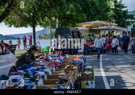 I mercati di strada, i suoni e i profumi, prodotti locali e artigianato - tutto questo e molto di più vi attende nei tipici mercati locali intorno al lago d'Orta. Foto Stock