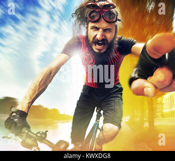 Immagine divertente di un ciclista urlando Foto Stock