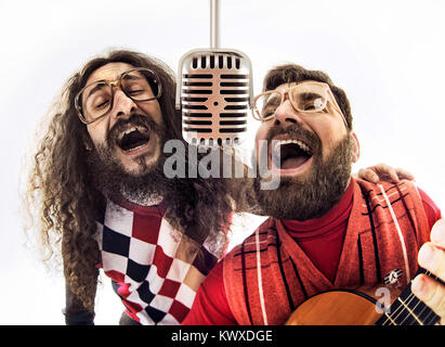 Due da stupidi ragazzi cantano insieme Foto Stock