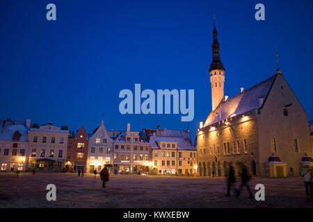 High Dynamic Range Immagine di Raekoja Plats e il Municipio gotico (Raekoda) una sera d'inverno,: Tallinn, Estonia Foto Stock