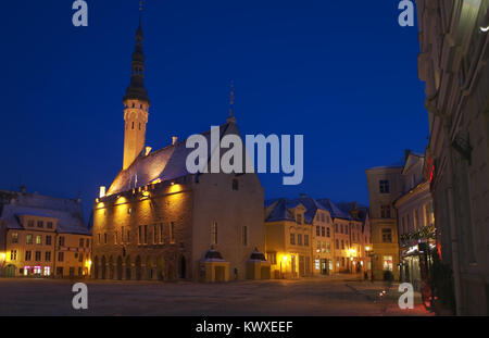 Raekoja Plats (Piazza Municipio) e il municipio gotico (Raekoda), Tallinn, Estonia, una sera d'inverno, Foto Stock