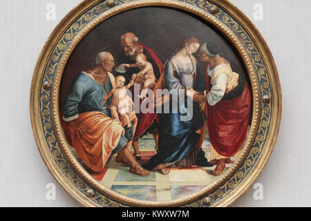 Il dipinto di Luca Signorelli "Sacra famiglia con Zaccaria, Elisabetta e piccolo Giovanni" ritrae una scena sacra di famiglia con la Vergine Maria, Giuseppe, il bambino Gesù e figure bibliche. L'opera, parte della collezione Gemäldegalerie di Berlino, esemplifica l'arte religiosa del Rinascimento italiano. Foto Stock