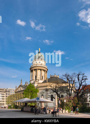 Berlino, Germania - 30 Aprile 2016: Cattedrale francese sulla Gendarmenmarkt nella luce della sera. Entrambi i visitatori e Berlino otrantini godetevi la calda serata primaverile i Foto Stock