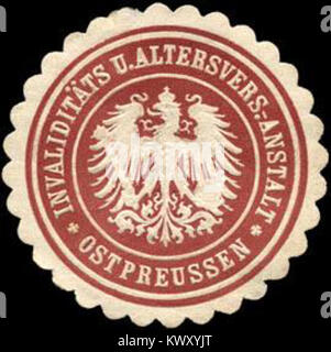 Si tratta di un sigillo storico (Siegelmarke) proveniente dalla Prussia orientale, relativo alle istituzioni di assicurazione per invalidità e pensioni. Rappresenta le strutture burocratiche e amministrative della regione in un'epoca passata. Foto Stock
