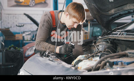 Controlli meccanici e riparazioni motore automobilistico, riparazione auto, lavoro in officina, revisione, sotto il cofano Foto Stock