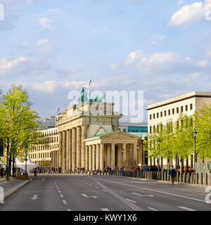 Berlino, Germania - 30 Aprile 2016: vista laterale sulla Porta di Brandeburgo (Brandenburger Tor) su un luminoso pomeriggio di primavera. Un edificio del xviii secolo trionfo neoclassico Foto Stock
