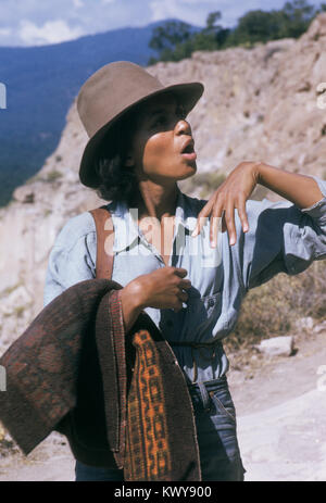 L'attrice Vonetta McGee sul set di Thomasine & Bushrod, un film diretto da Gordon Parks Jr, in Jemez montagne del New Mexico, circa 1973. Foto Stock