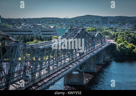 OTTAWA, ONTARIO / CANADA - Alexandra ponte attraverso il fiume Ottawa Foto Stock