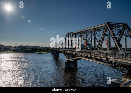 OTTAWA, ONTARIO / CANADA - Alexandra ponte attraverso il fiume Ottawa Foto Stock