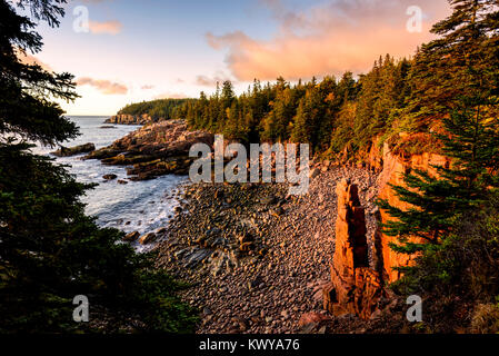 Monumento Cove lungo la costa dell'Oceano Atlantico all'alba nel Parco Nazionale di Acadia. Foto Stock