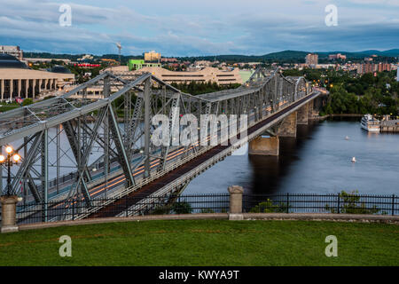 OTTAWA, ONTARIO / CANADA - Alexandra ponte attraverso il fiume Ottawa al mattino Foto Stock