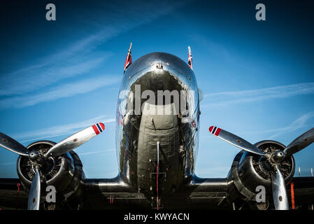 La splendida Douglas DC3 azionato da Dakota Norvegia, visto sul display a Goodwood Foto Stock