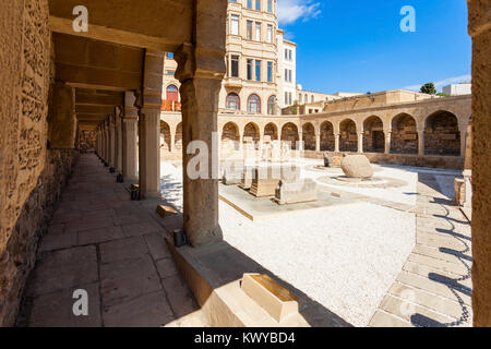 I portici e i religiosi luogo di sepoltura nella città vecchia di Baku, in Azerbaijan. La città interna è il nucleo storico di Baku e Sito del Patrimonio Mondiale dell'UNESCO. Foto Stock