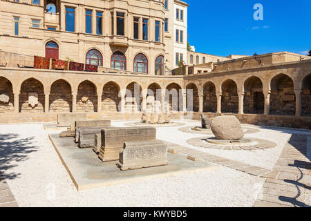 I portici e i religiosi luogo di sepoltura nella città vecchia di Baku, in Azerbaijan. La città interna è il nucleo storico di Baku e Sito del Patrimonio Mondiale dell'UNESCO. Foto Stock