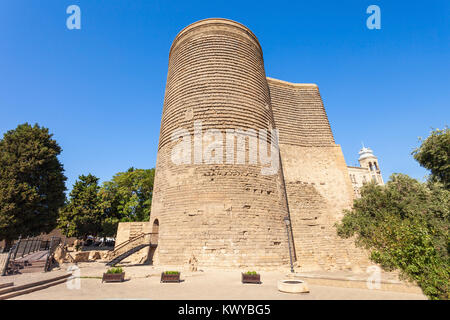 La torre da nubile anche noto come Giz Galasi, situato nella città vecchia di Baku, in Azerbaijan. Maiden torre fu costruito nel XII secolo. Foto Stock
