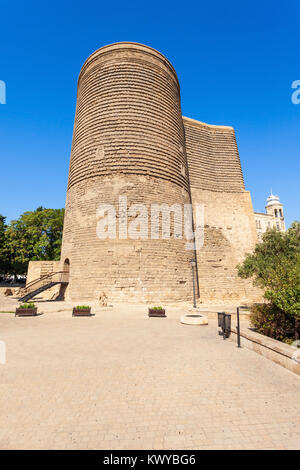 La torre da nubile anche noto come Giz Galasi, situato nella città vecchia di Baku, in Azerbaijan. Maiden torre fu costruito nel XII secolo. Foto Stock
