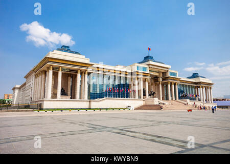 Il Palazzo del Governo si trova sul lato nord della piazza Chinggis o Sukhbaatar Square a Ulaanbaatar, capitale della Mongolia Foto Stock