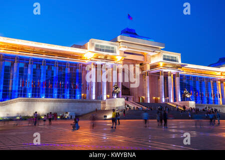 Il Palazzo del Governo di notte. Si trova sul lato nord della piazza Chinggis o Sukhbaatar Square a Ulaanbaatar, capitale della Mongolia. Foto Stock