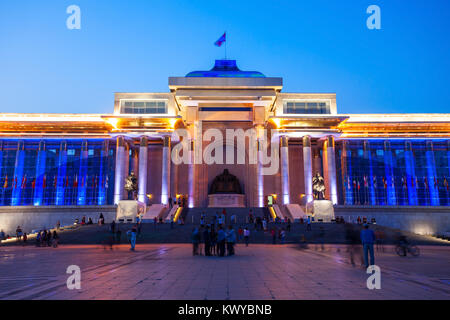 Il Palazzo del Governo di notte. Si trova sul lato nord della piazza Chinggis o Sukhbaatar Square a Ulaanbaatar, capitale della Mongolia. Foto Stock