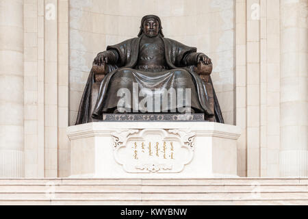 Gengis Khan statua di Chinggis piazza (Piazza Sukhbaatar) in Ulaanbaatar, in Mongolia Foto Stock