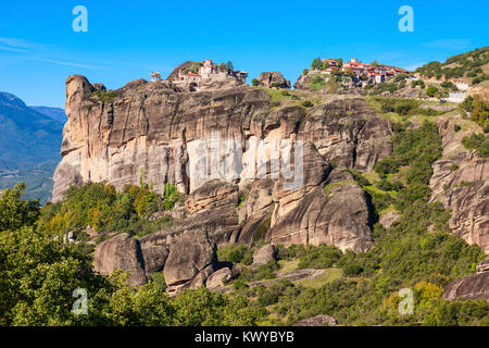 Il monastero di grande Meteoron e il monastero di Varlaam presso la meteora. Meteora è uno dei più grandi e più precipitosamente costruiti complessi di e Foto Stock