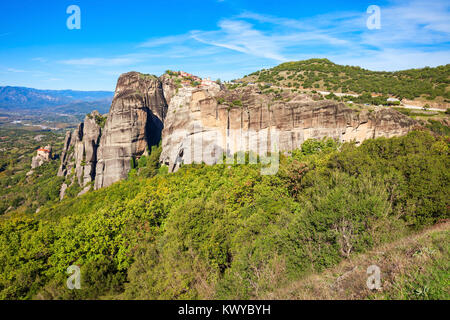 Meteora - è una formazione di immenso pilastri monolitici e colline come enormi massi arrotondati che dominano l'area locale. Foto Stock