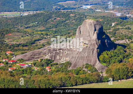 Meteora - è una formazione di immenso pilastri monolitici e colline come enormi massi arrotondati che dominano l'area locale. Foto Stock