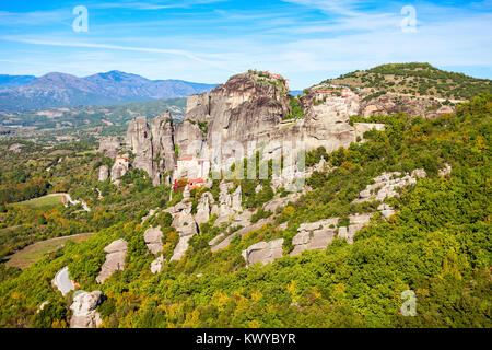 I monasteri di Meteora. Meteora è uno dei più grandi complessi costruiti orientale di monasteri ortodossi in Grecia. Foto Stock